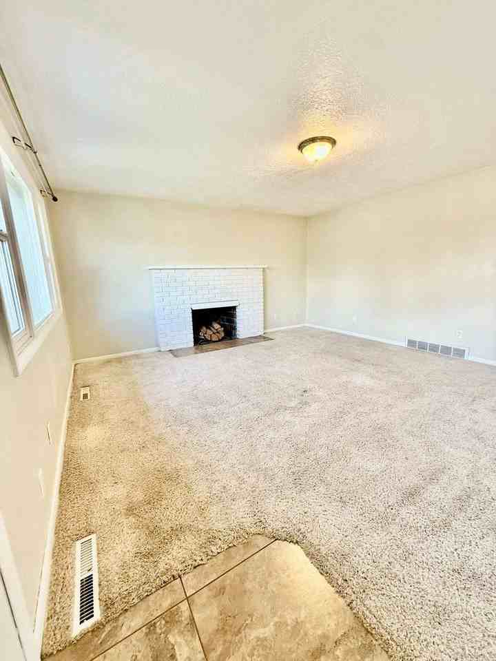 552 Roosevelt Ave - Photo 6 of 11