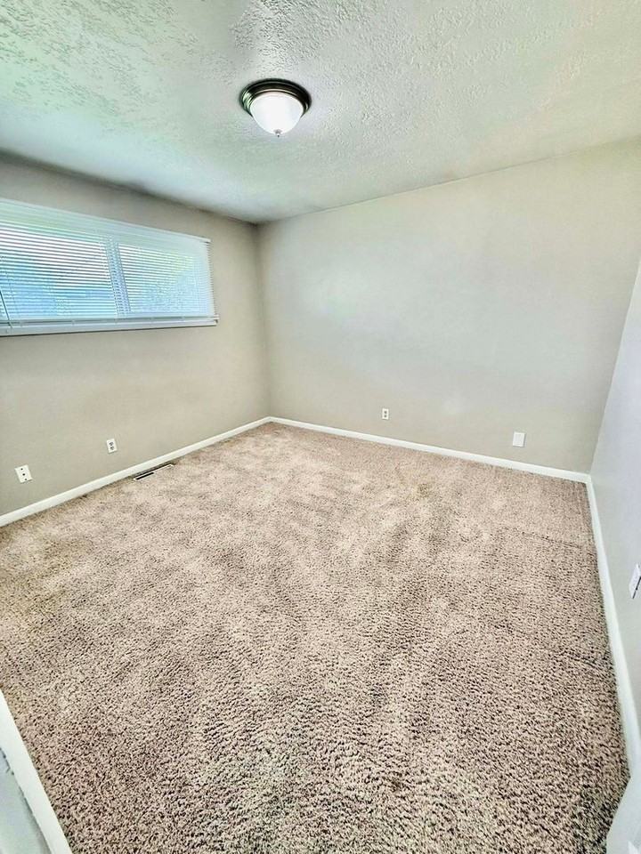 552 Roosevelt Ave - Photo 7 of 11