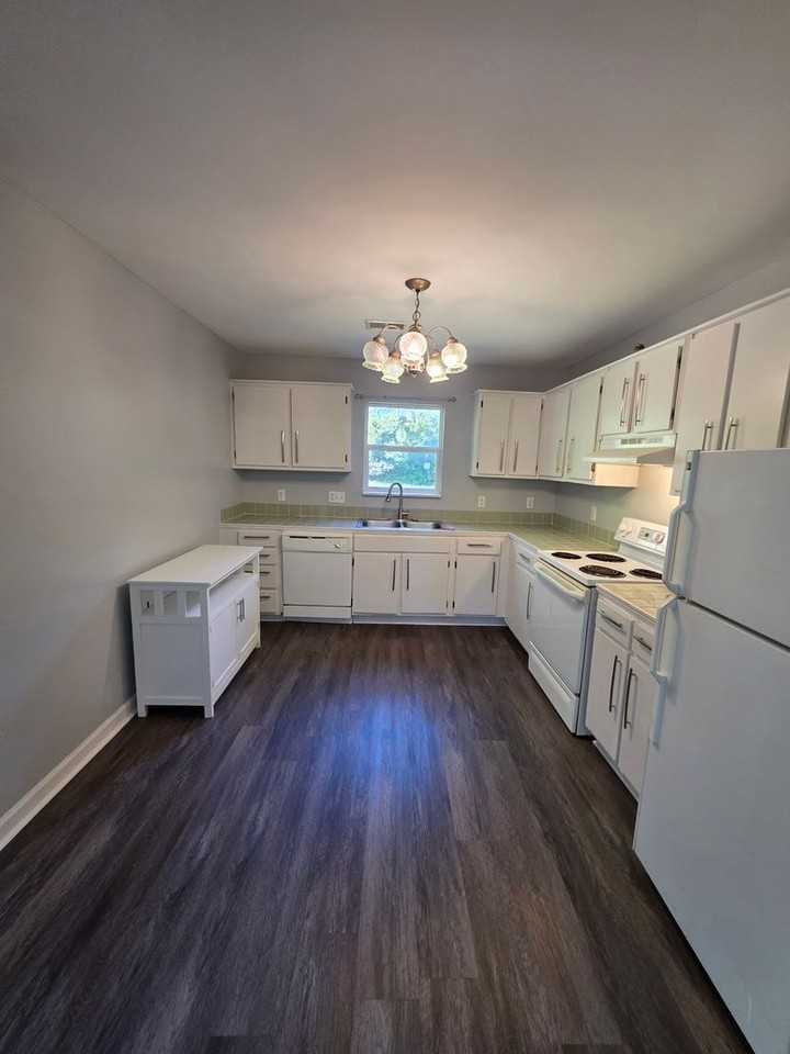 1006 Jessamine Rd - Photo 3 of 15