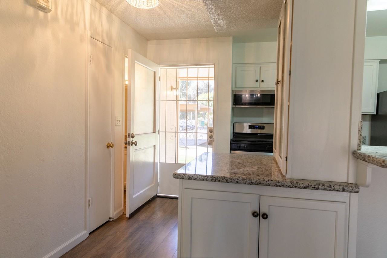 228 N Crenshaw St - Photo 4 of 14