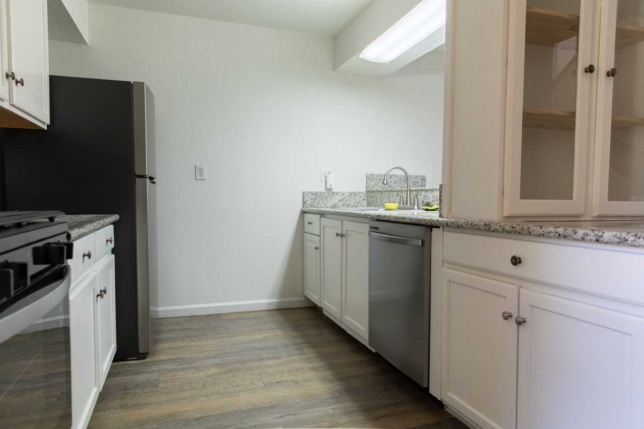 228 N Crenshaw St - Photo 5 of 14