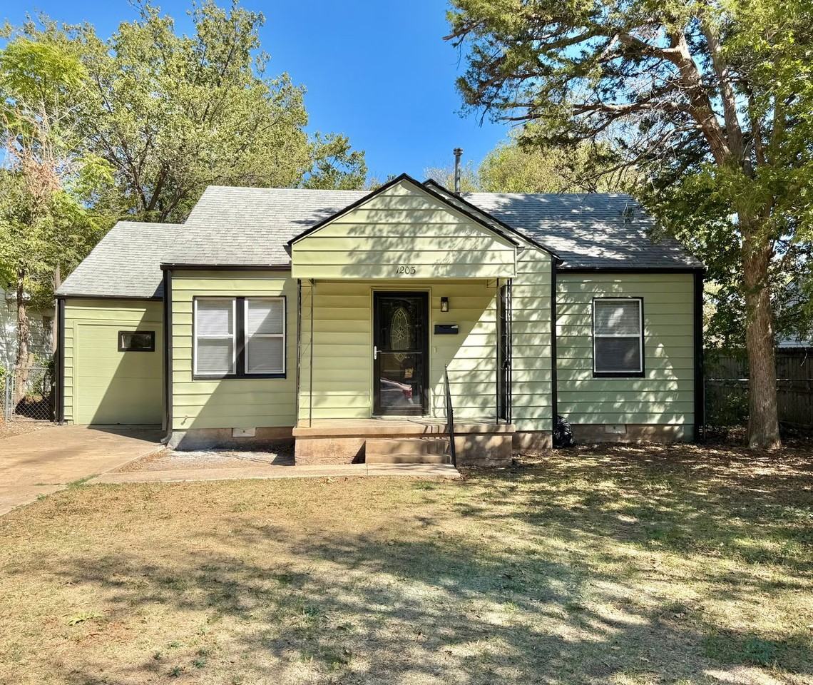 1203 Nw Parkview Blvd - Photo 2 of 24