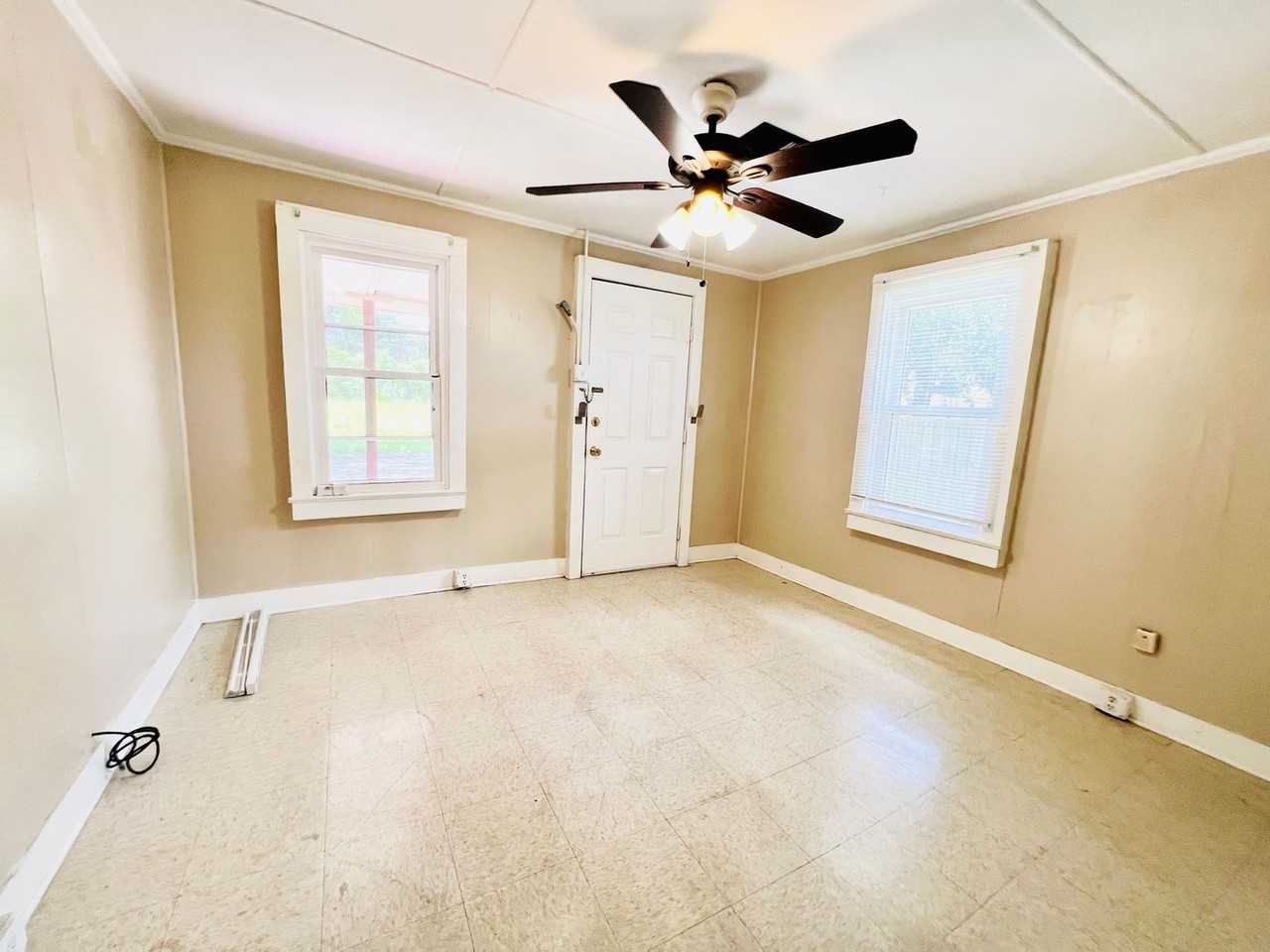 400 Lamar St - Photo 2 of 9
