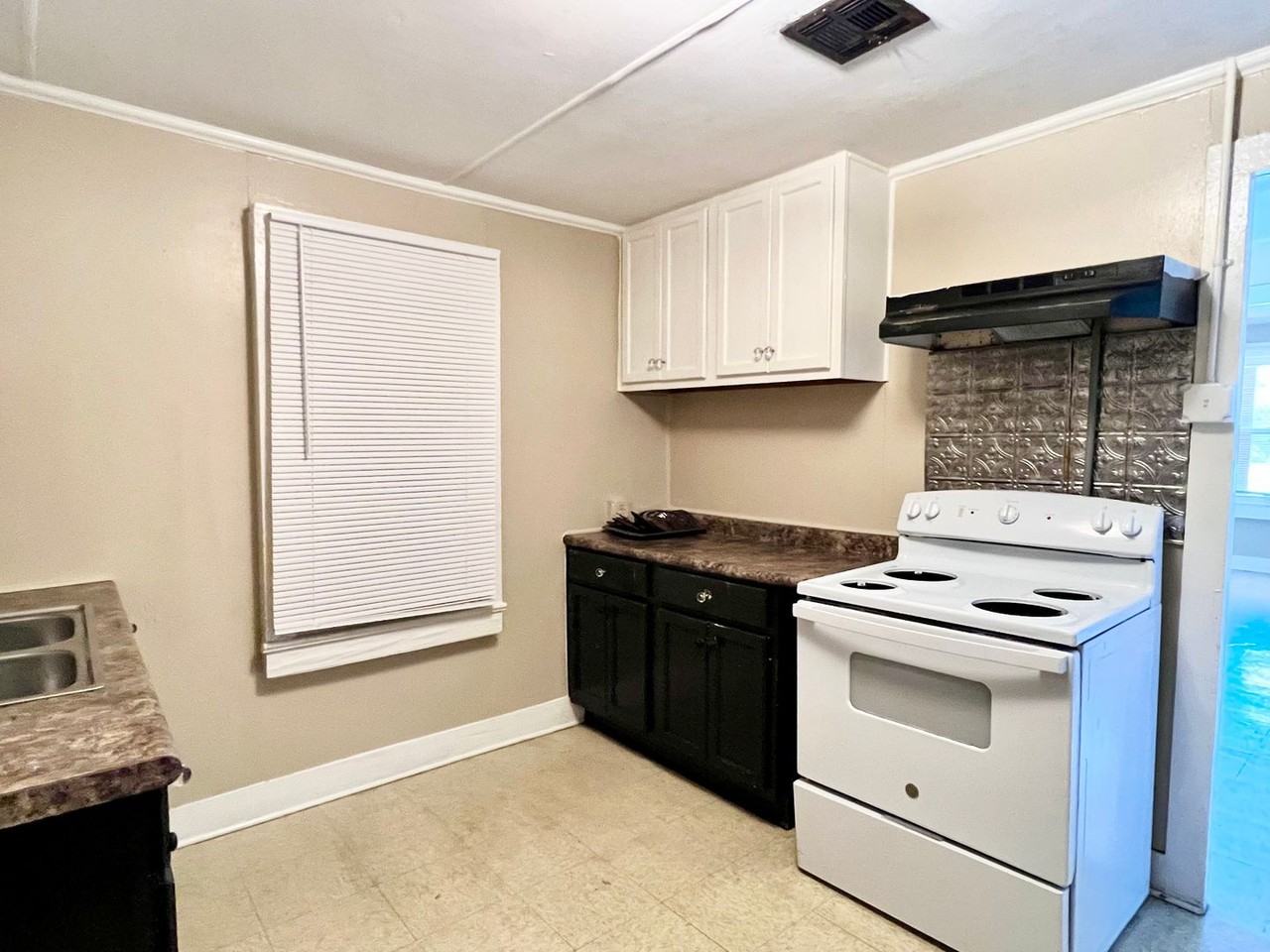 400 Lamar St - Photo 6 of 9