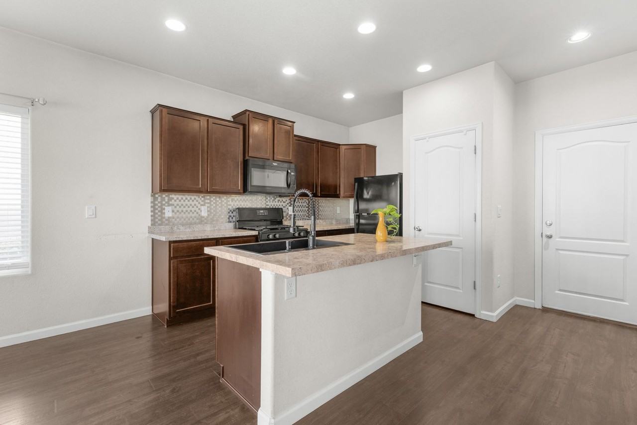 1220 Bistre St - Photo 5 of 17
