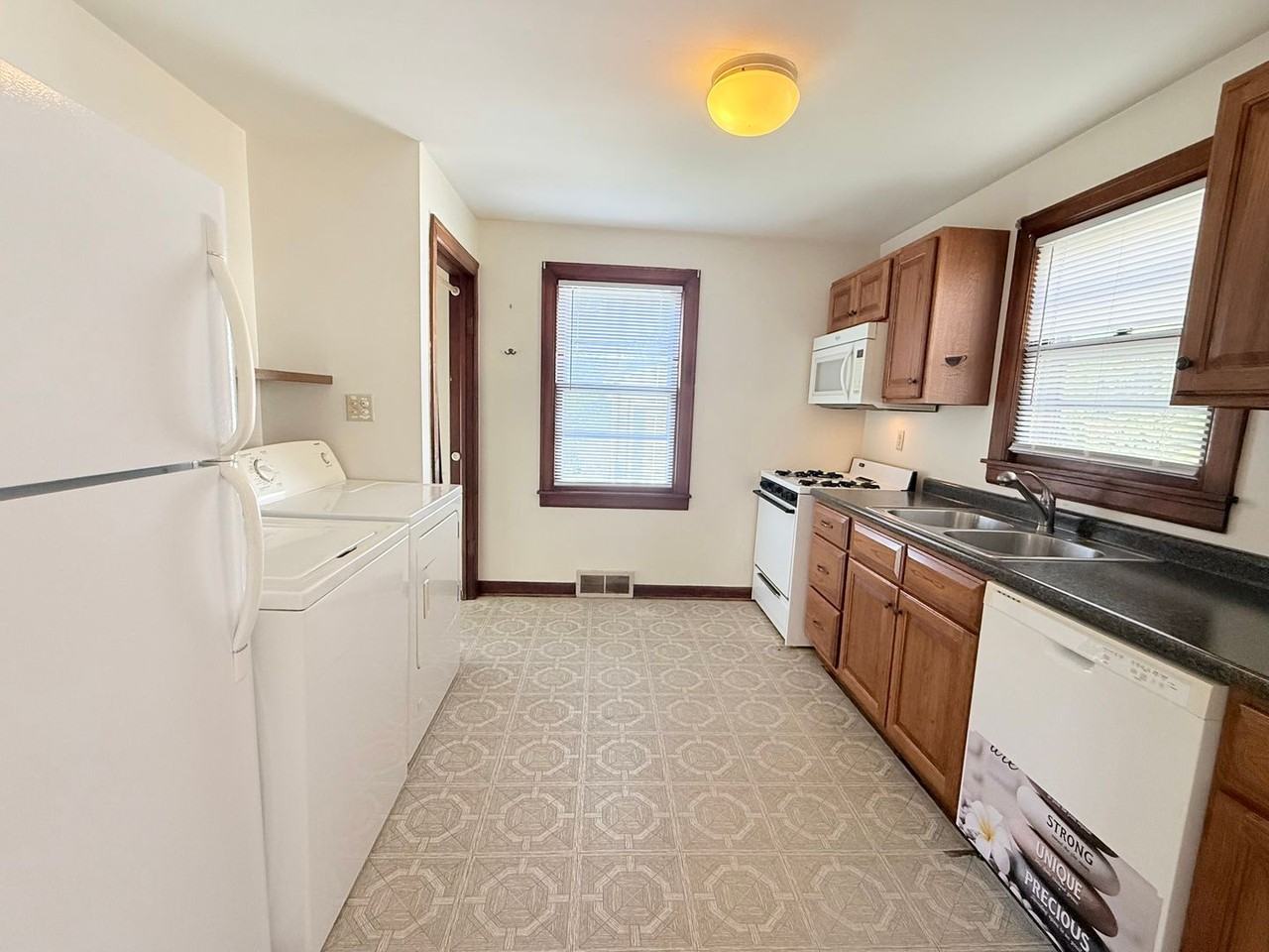 1107 W Wood St - Photo 2 of 9