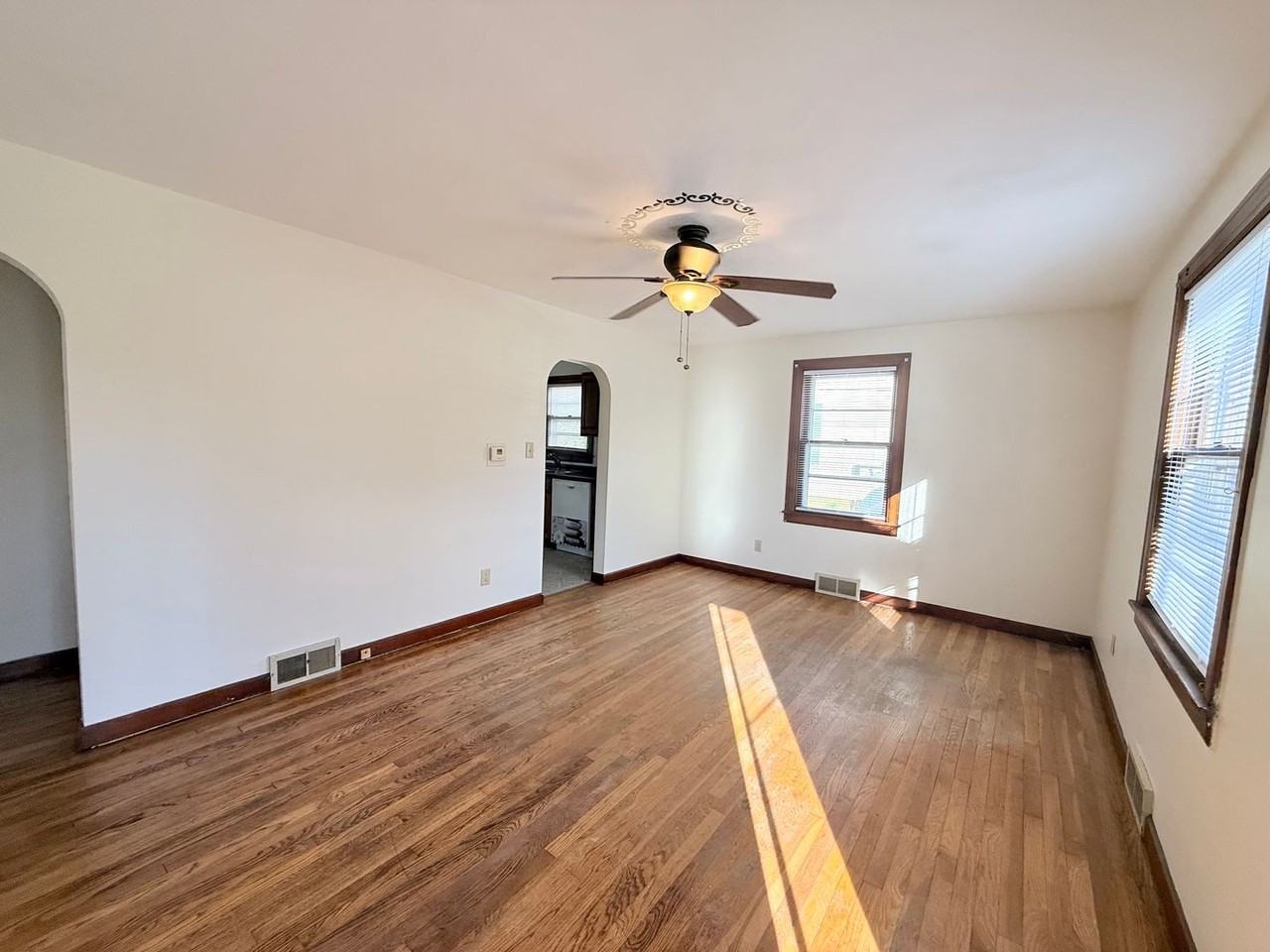 1107 W Wood St - Photo 3 of 9