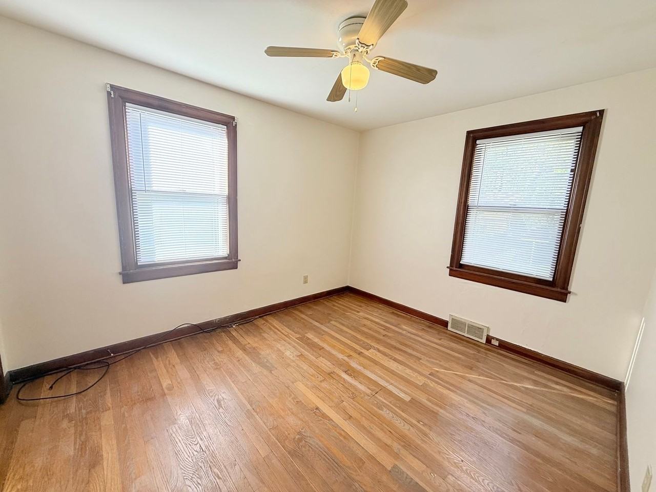 1107 W Wood St - Photo 4 of 9
