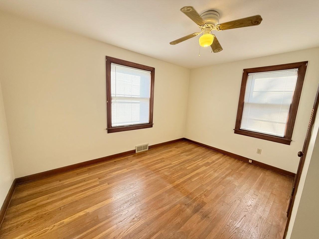 1107 W Wood St - Photo 5 of 9