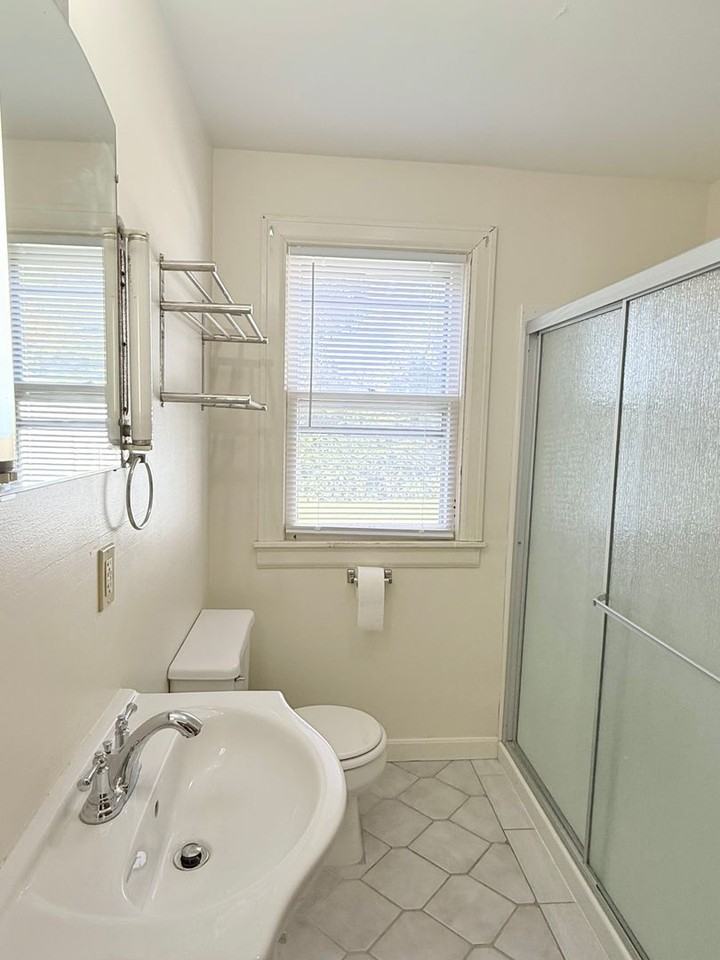 1107 W Wood St - Photo 6 of 9