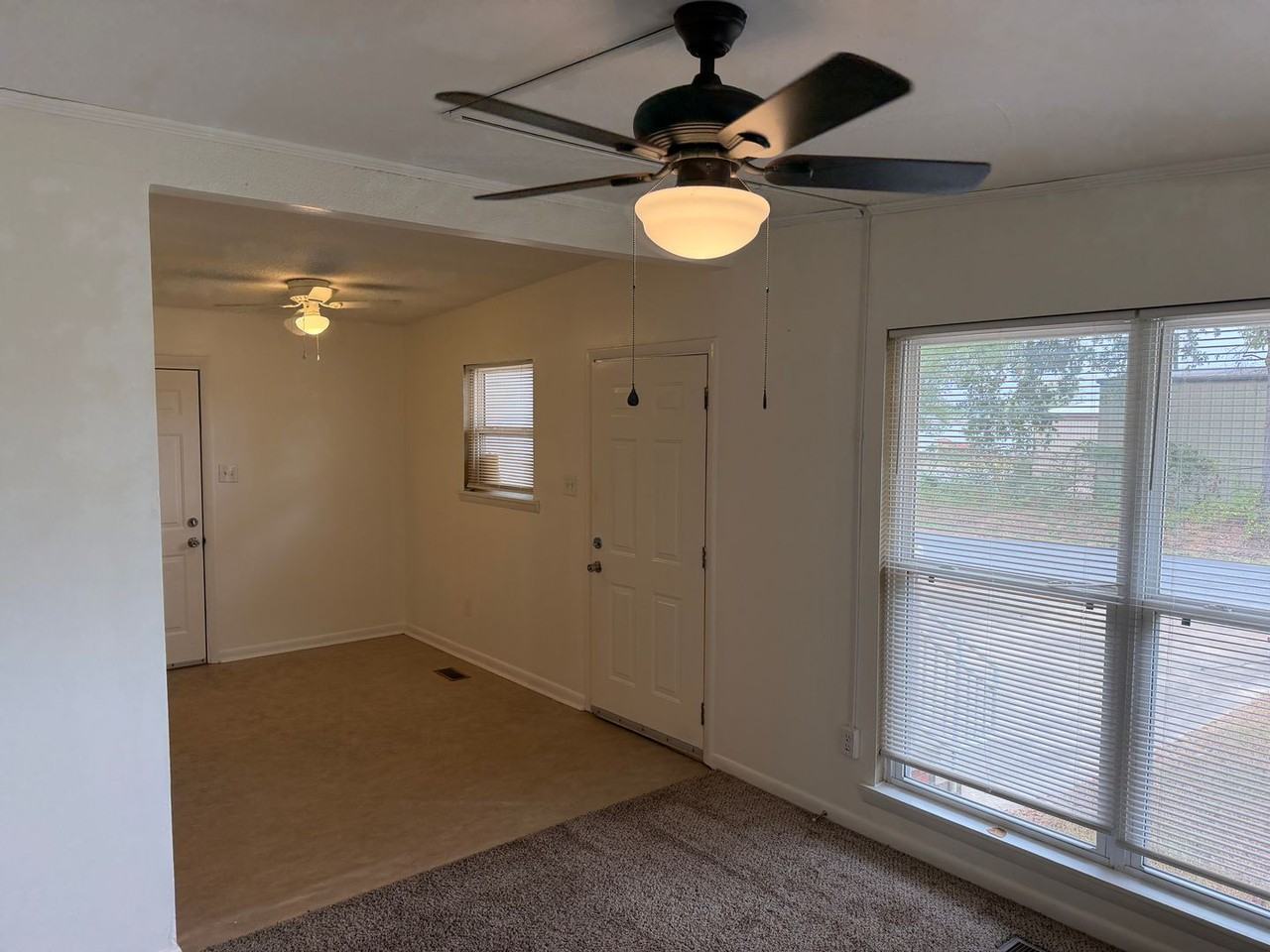 910 Rocky St - Photo 3 of 11