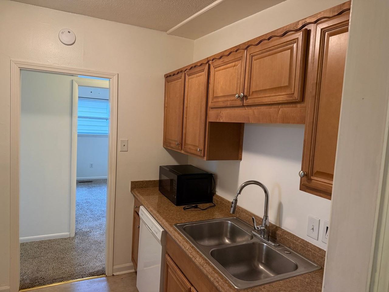 910 Rocky St - Photo 5 of 11