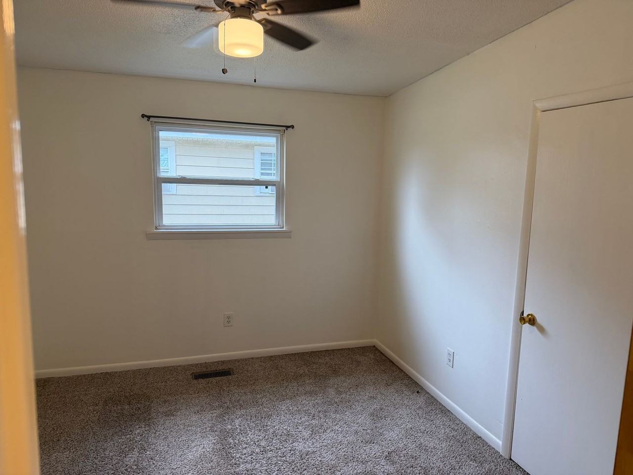 910 Rocky St - Photo 7 of 11