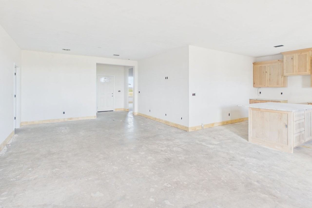 951 Harrowby Close - Photo 3 of 16