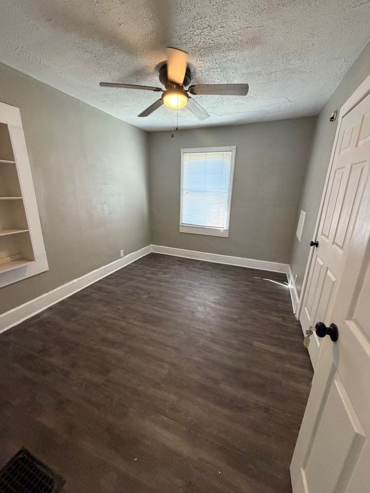 2001 N Hollywood Ave - Photo 3 of 9