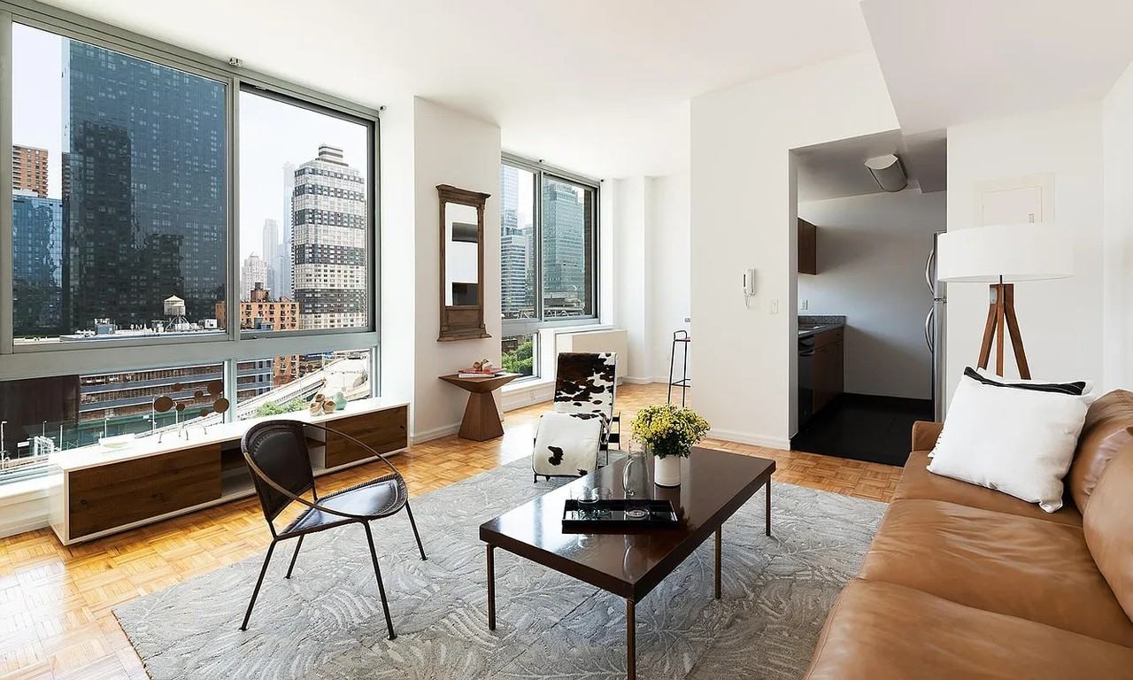 445 West 37th Street - Photo 3 of 9