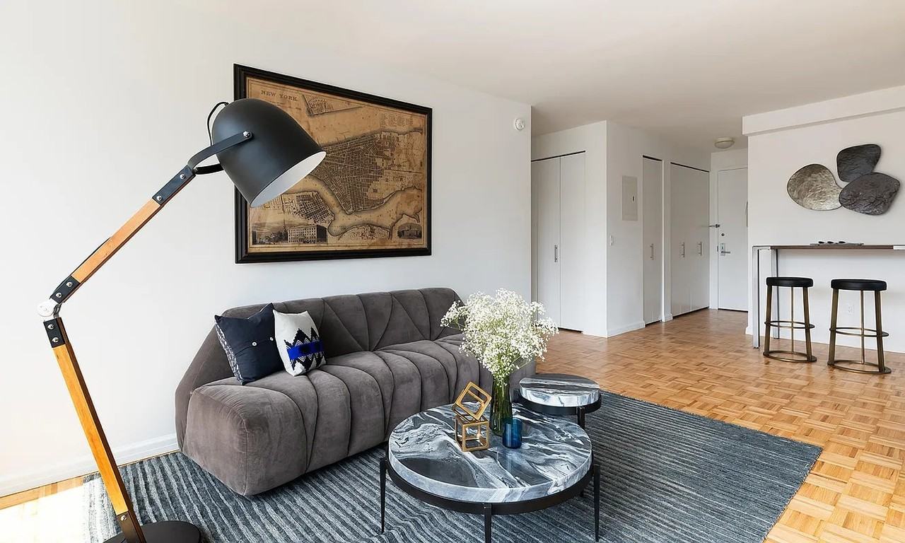 445 West 37th Street - Photo 4 of 9