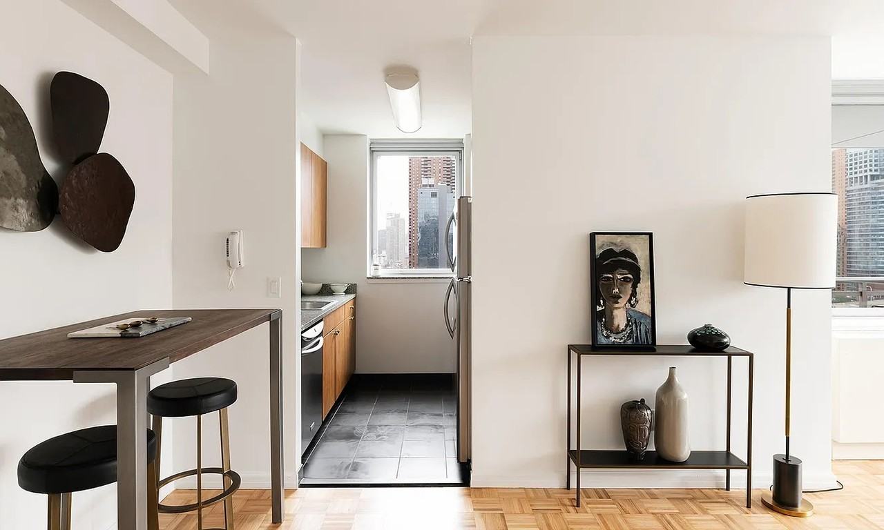 445 West 37th Street - Photo 5 of 9