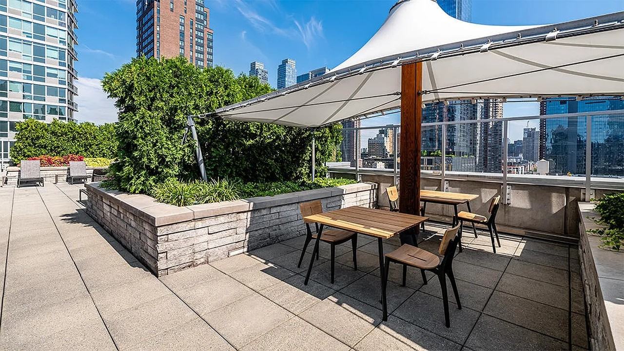 445 West 37th Street - Photo 7 of 9