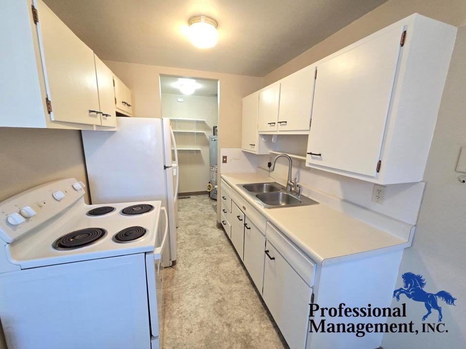 823 Avenue C - Photo 3 of 7