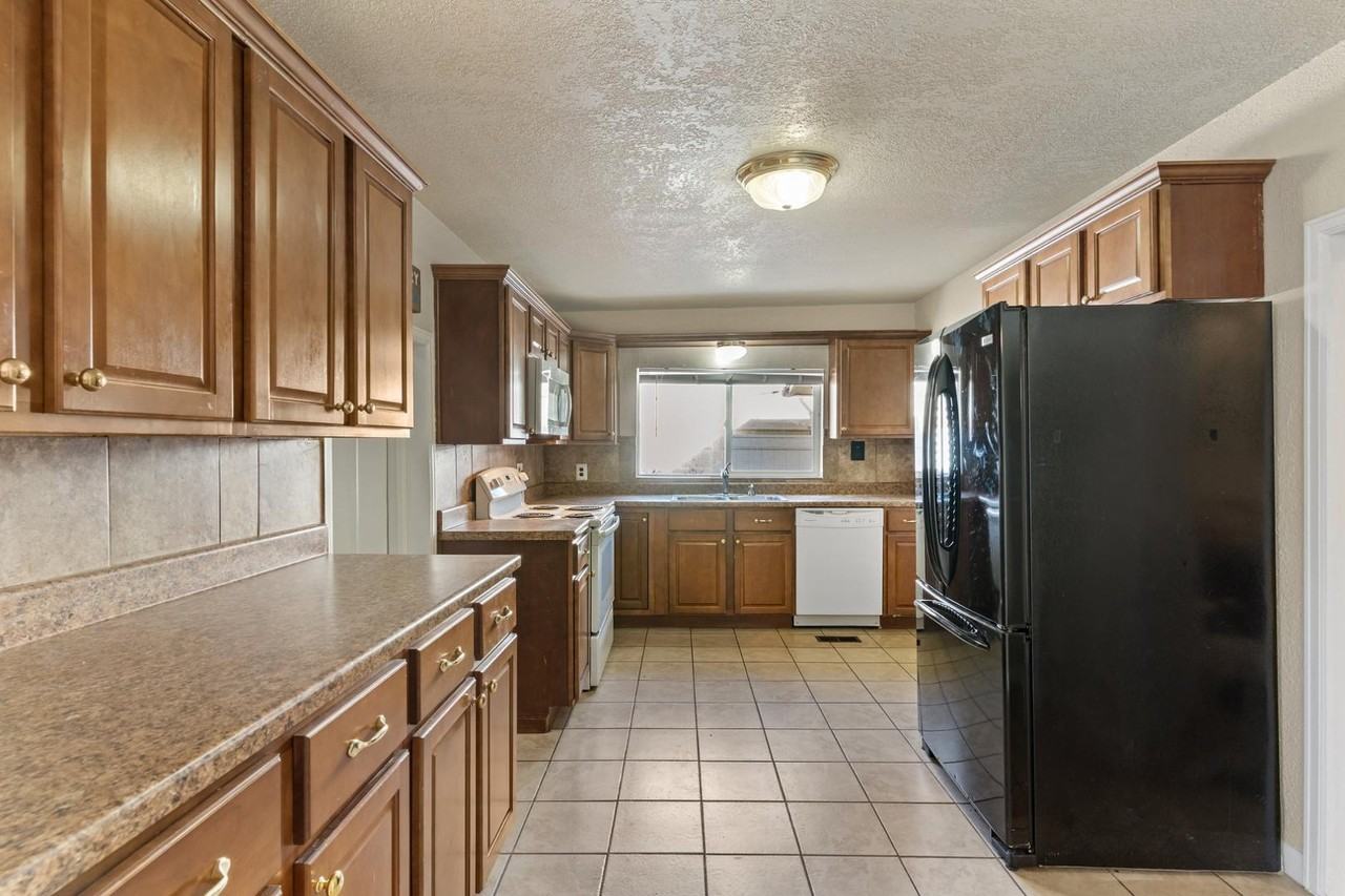 502 E Boulder St - Photo 7 of 38