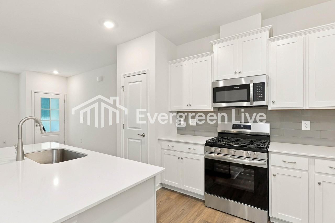 273 Fourth St - Photo 4 of 12