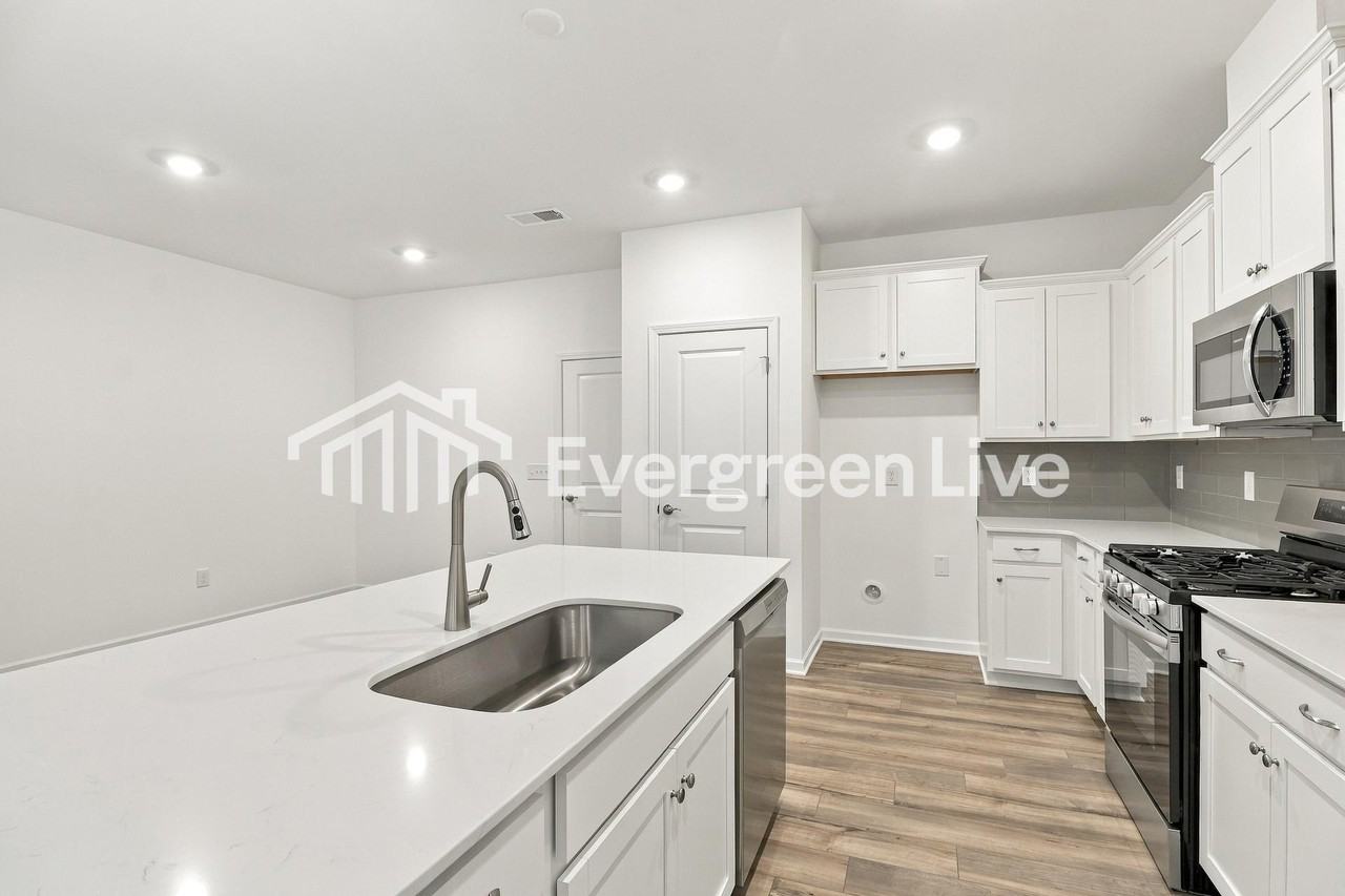 285 Fourth St - Photo 4 of 12