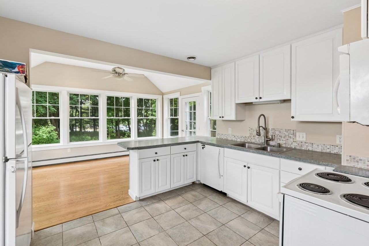 31 Longfellow Dr - Photo 3 of 11