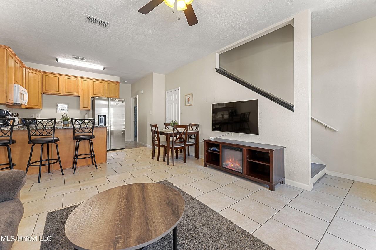 1110 Century Oaks Dr - Photo 4 of 22