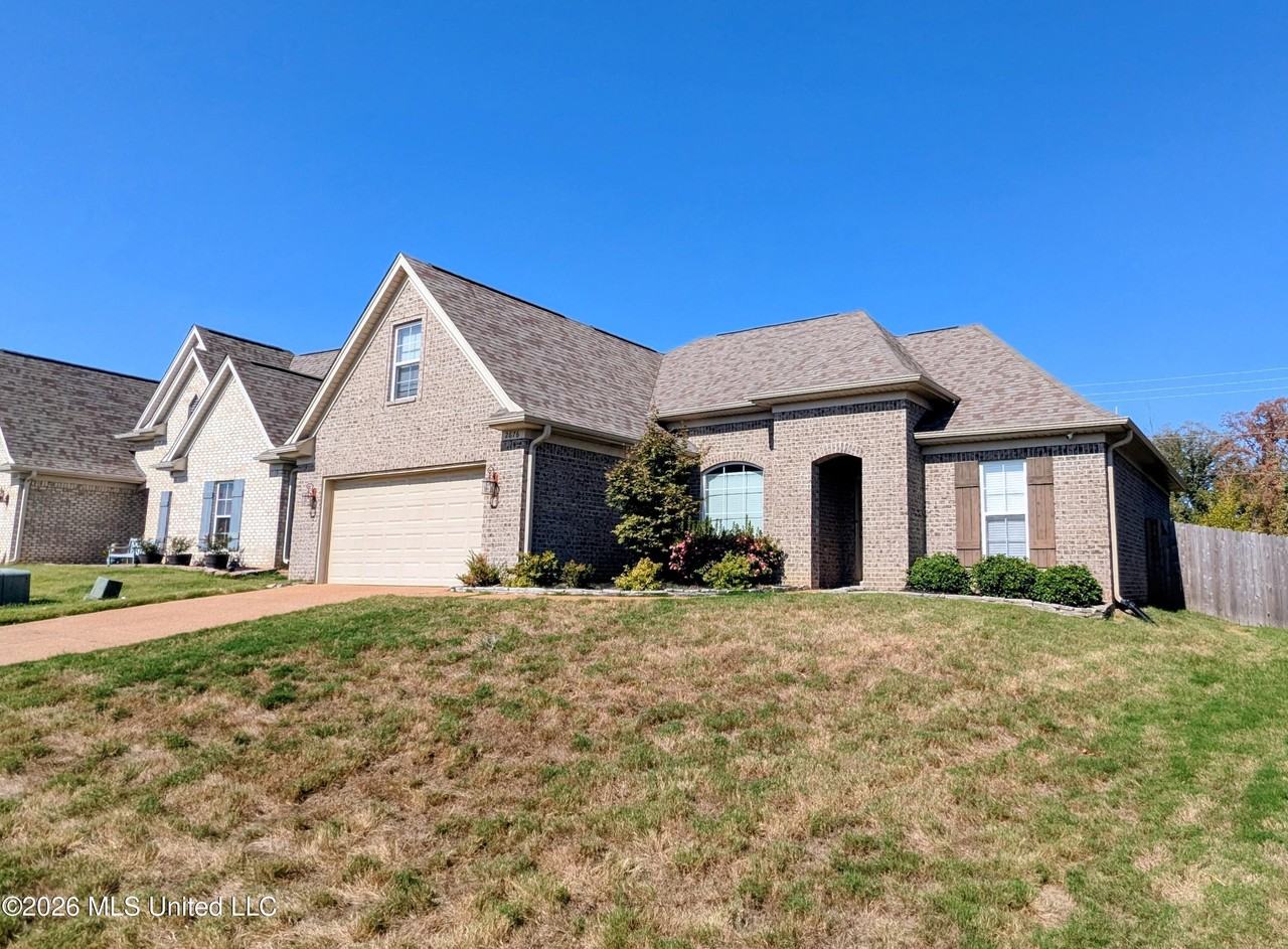2676 Dawnwood Cir N - Photo 2 of 7