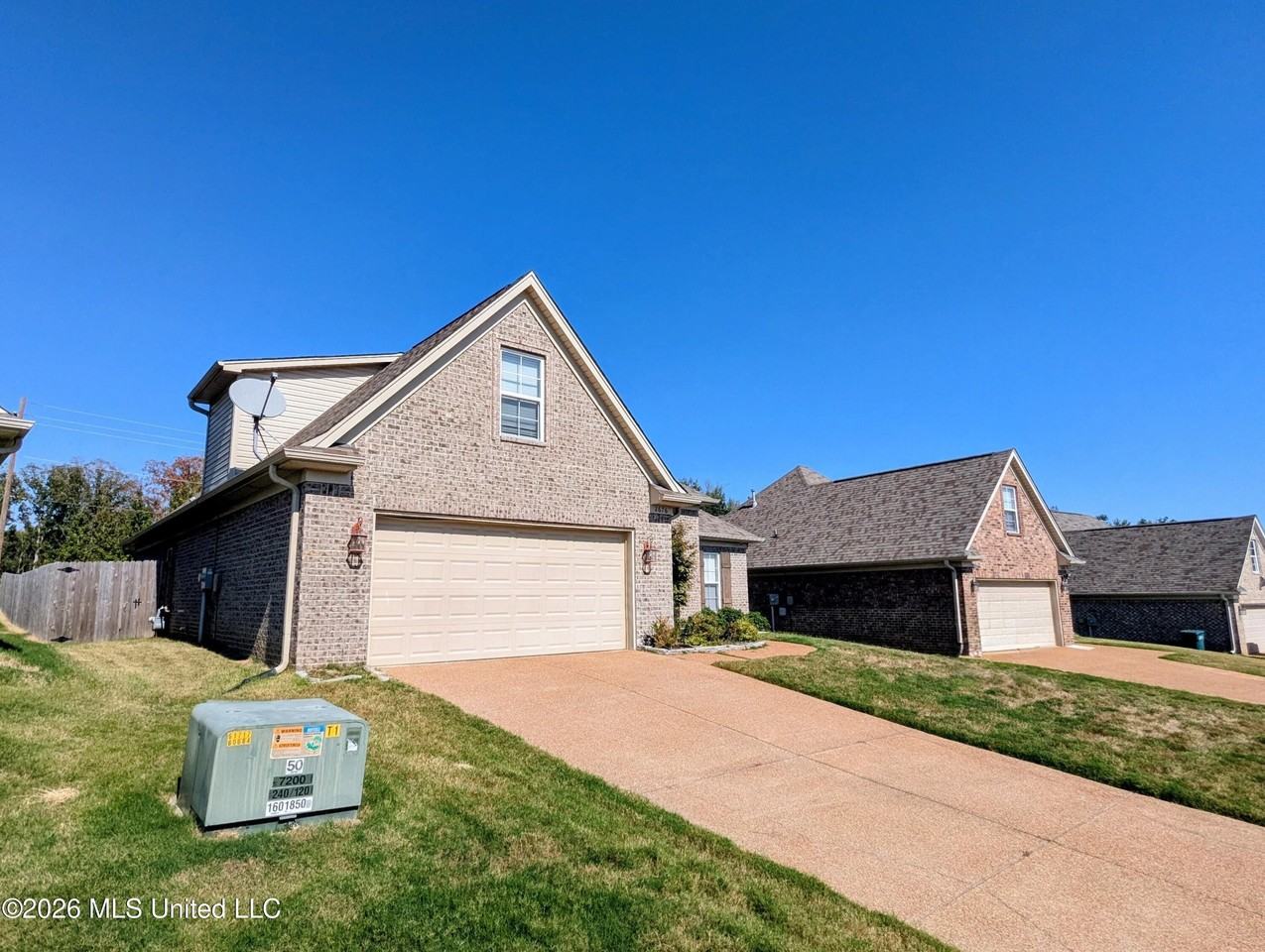 2676 Dawnwood Cir N - Photo 3 of 7