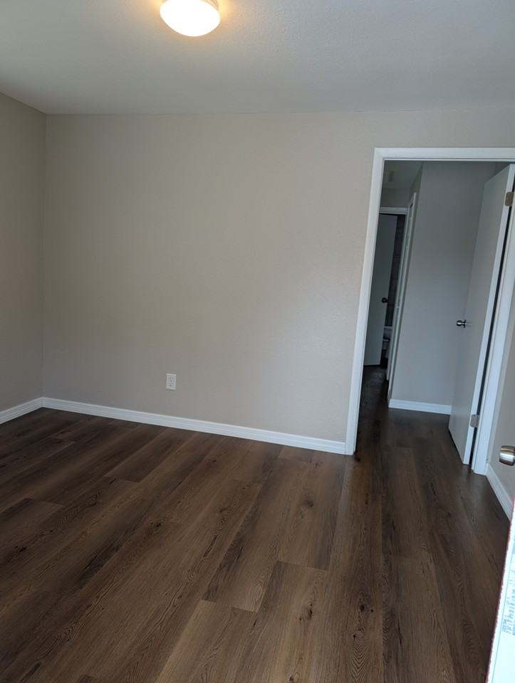 737 1/2 W Robinson St - Photo 2 of 13