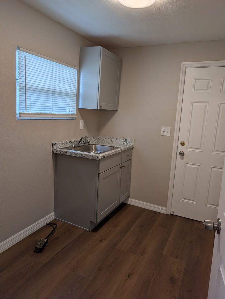 737 1/2 W Robinson St - Photo 5 of 13