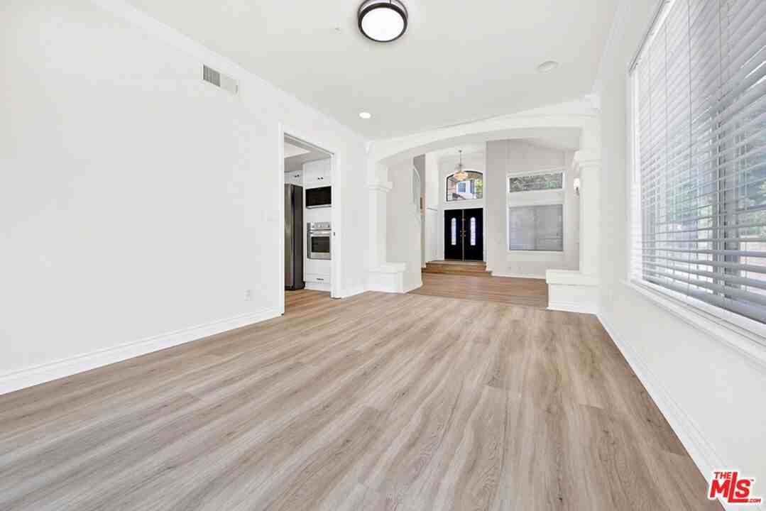 5532 Angelus Ave - Photo 4 of 20