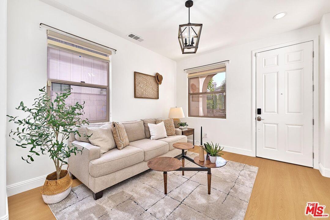 646 N Sierra Bonita Ave - Photo 4 of 50