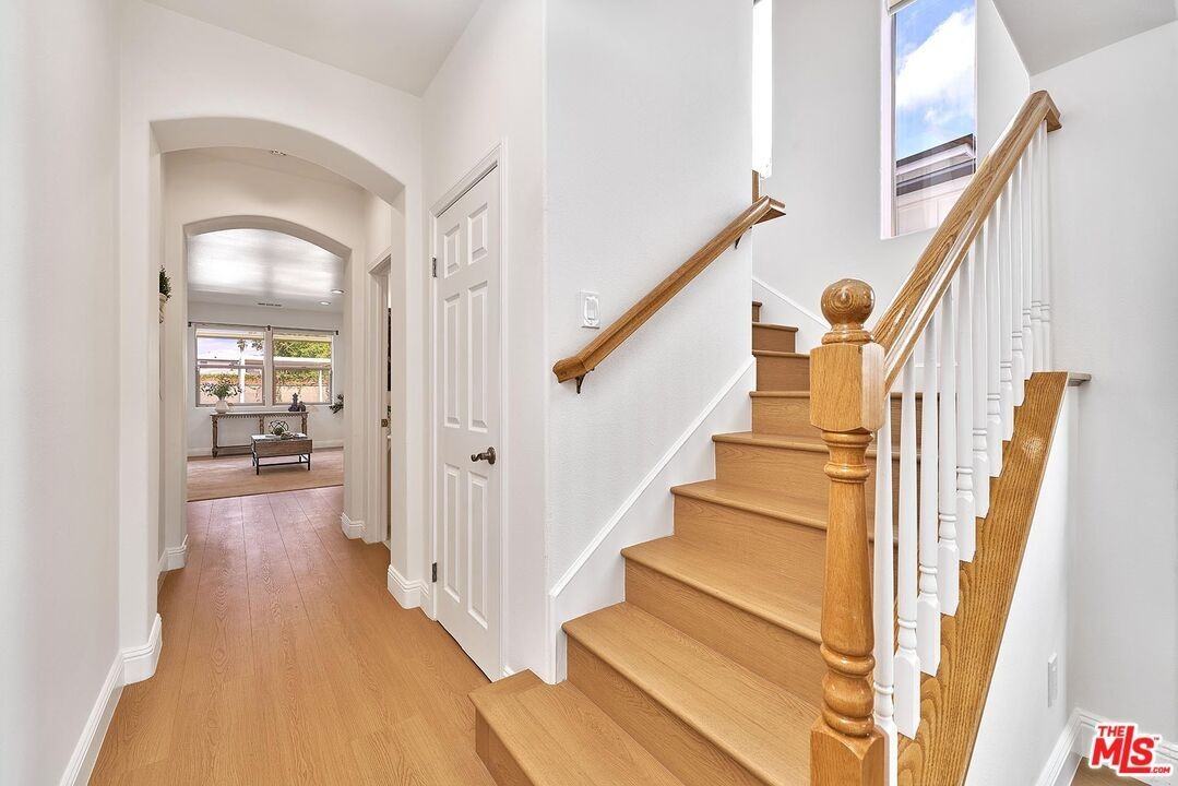 646 N Sierra Bonita Ave - Photo 5 of 50