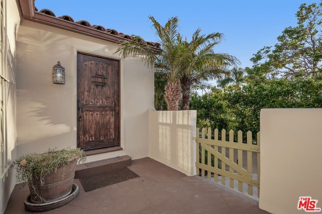 624 N Poinsettia Pl - Photo 2 of 48