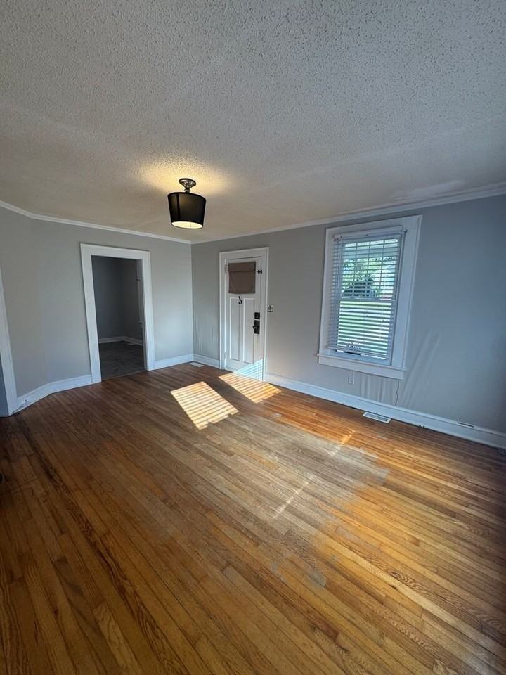 109 Connecticut Ave - Photo 3 of 18