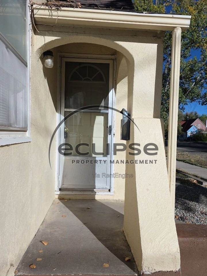 909 3rd St - Photo 2 of 11
