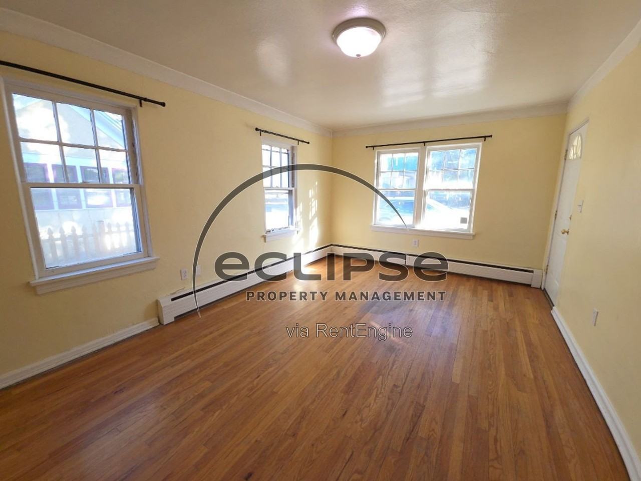 909 3rd St - Photo 5 of 11