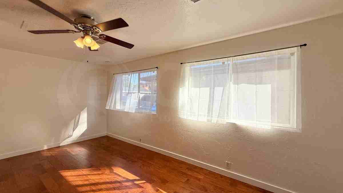 517 E Orchid Ln - Photo 5 of 16
