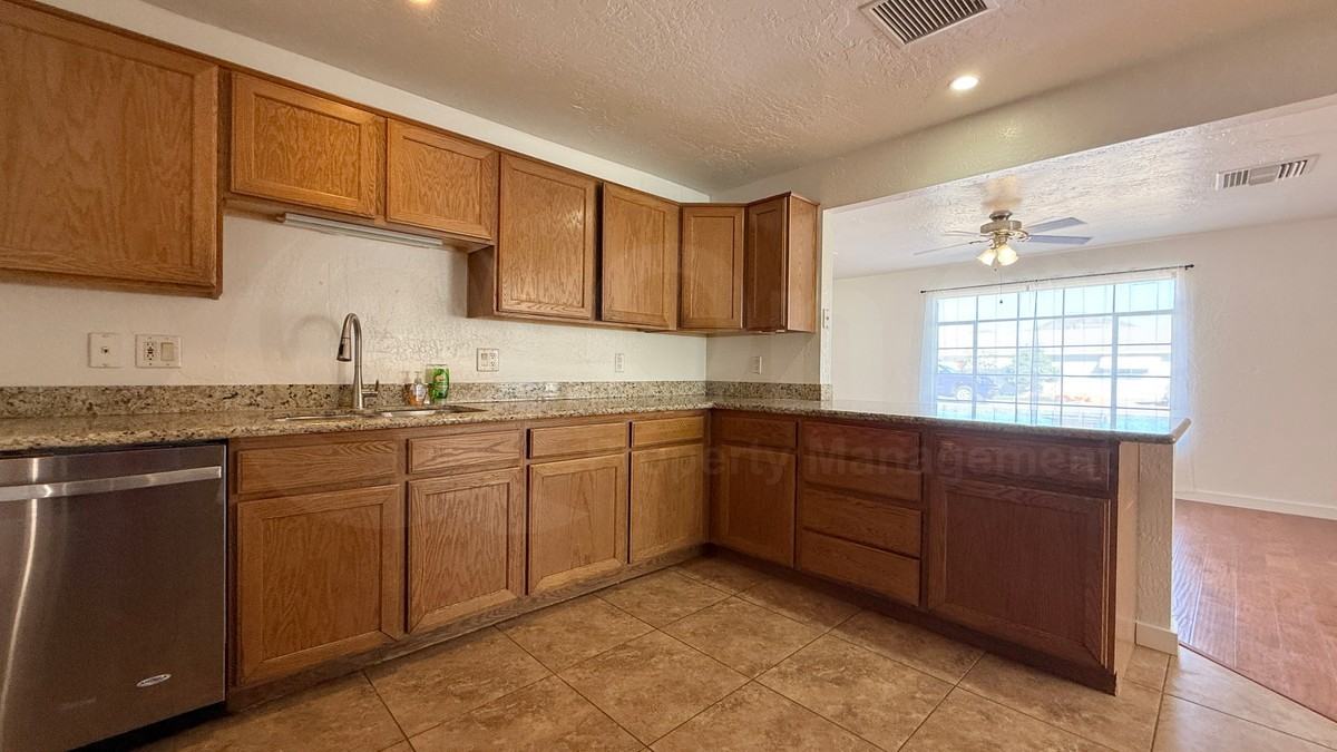 517 E Orchid Ln - Photo 7 of 16