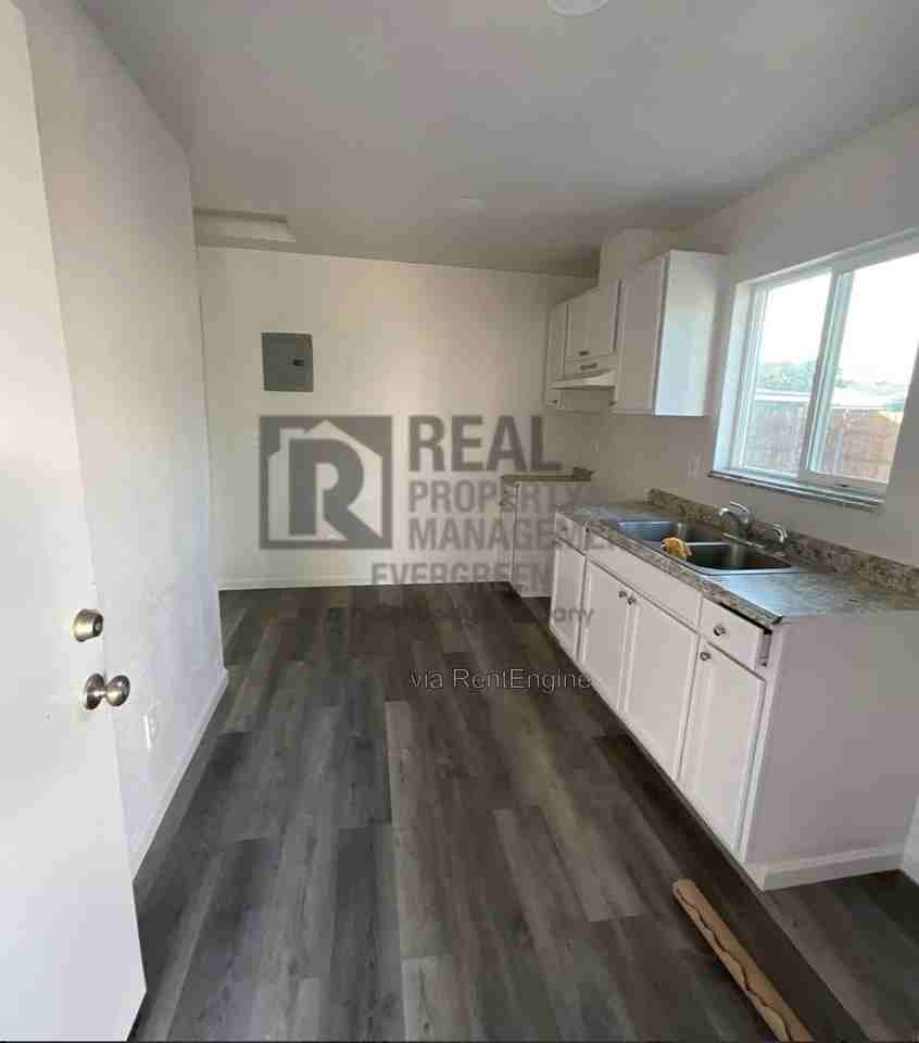 172 N F St #B - Photo 2 of 5
