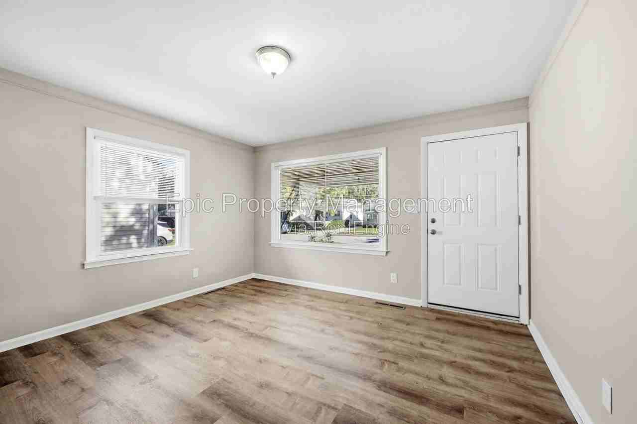 22435 Sharrow Ave - Photo 4 of 7