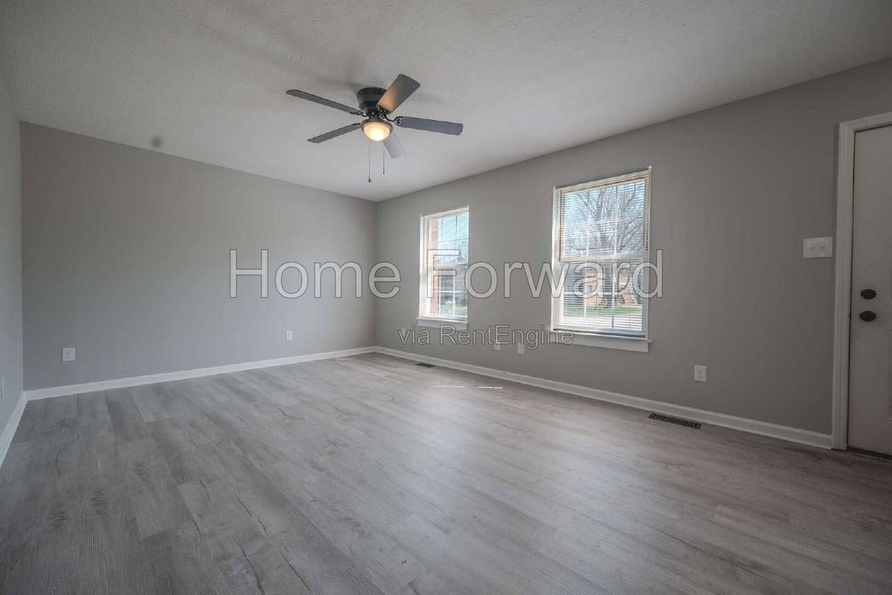 106 Bourbon Hills Dr - Photo 4 of 17
