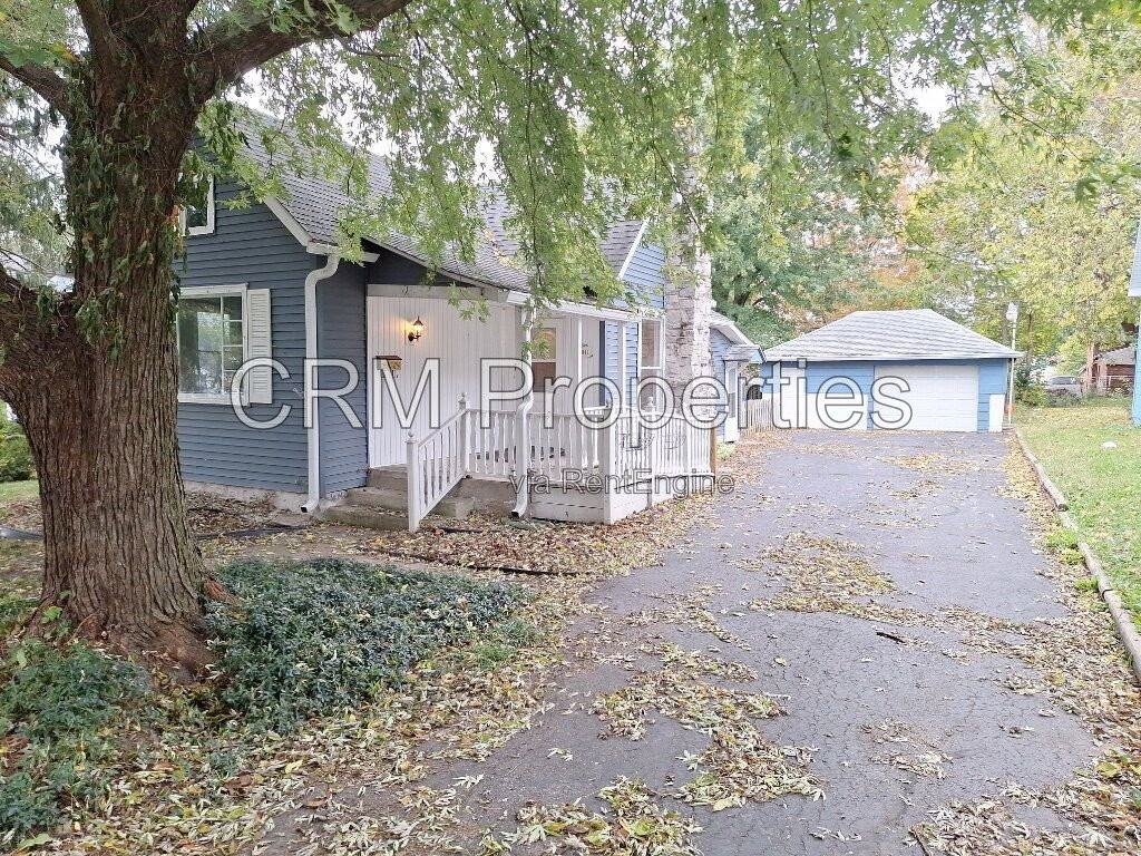 1041 S Webster St - Photo 2 of 20