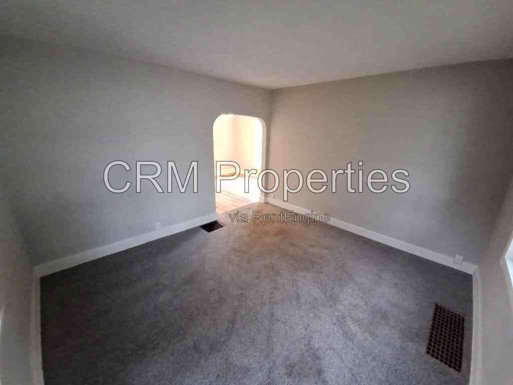 1041 S Webster St - Photo 3 of 20