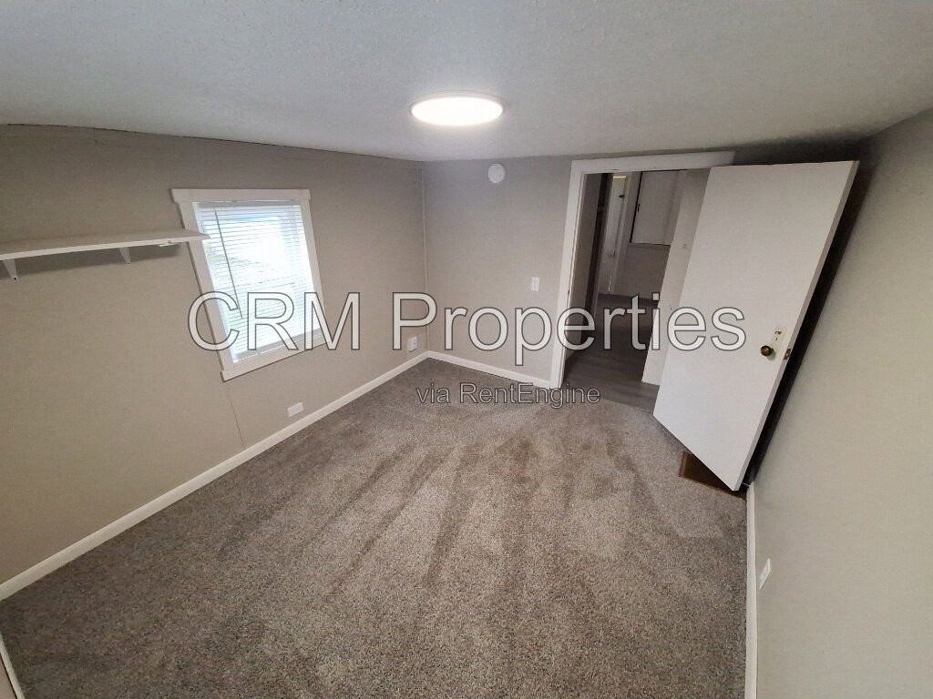 1041 S Webster St - Photo 7 of 20