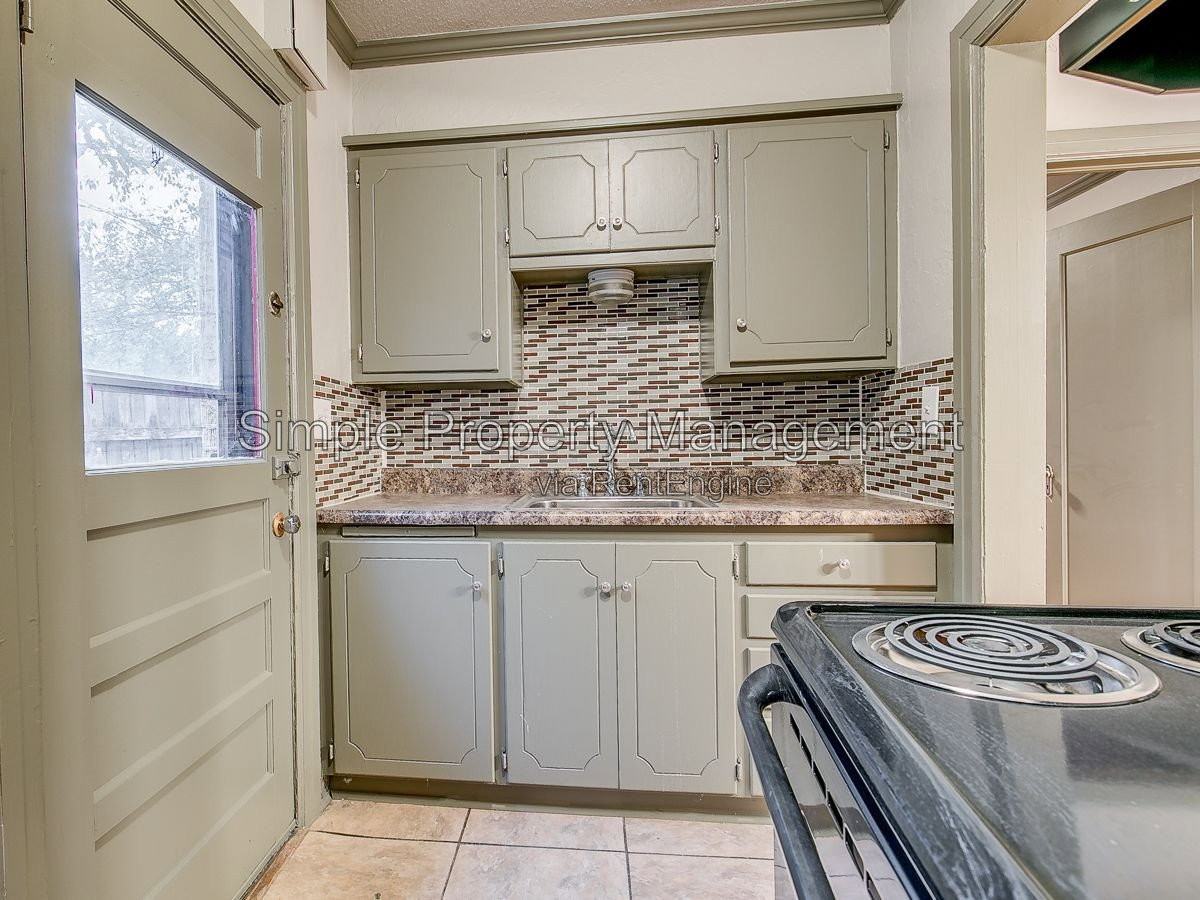 2504 Nw 19th St - Photo 7 of 10