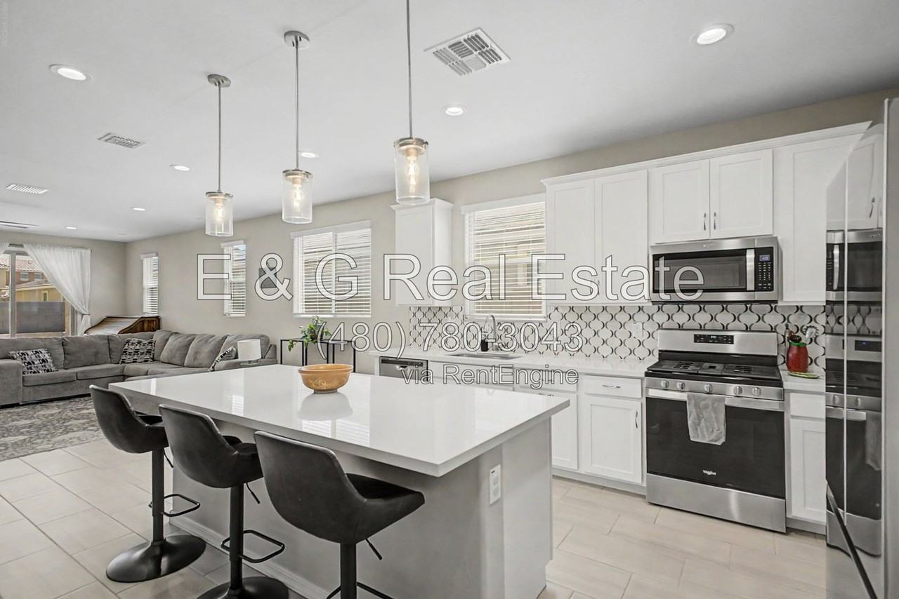 10861 W Fillmore St - Photo 3 of 31